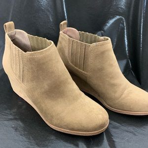 Tan suede size 6 1/2 Dolce Vita